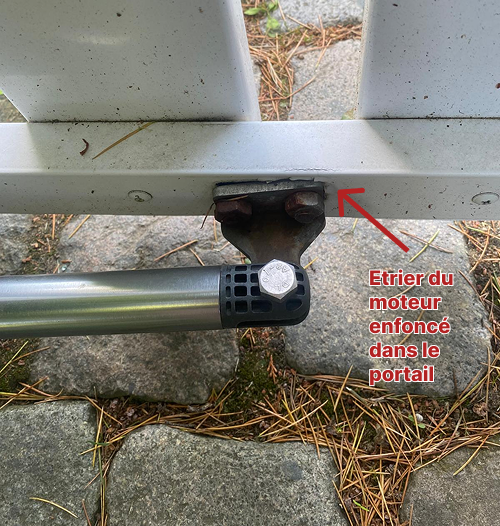 Étrier de motorisation enfoncé dans un portail insuffisamment robuste, suite aux mouvements répétés du moteur