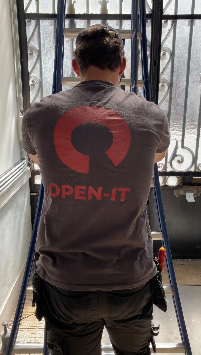 Porte automatique coulissante installée par Open-It à l'entrée d'un bâtiment
